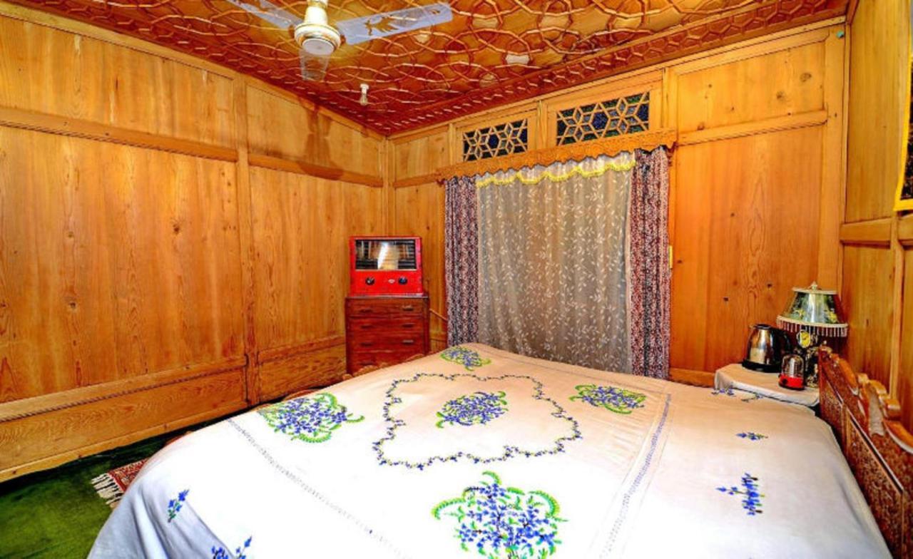 Umbrella Group Of House Boat Hotel Srinagar  Exterior photo